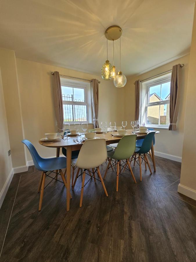 The Neal's 4 Bedroom House In Sleeps 8 *